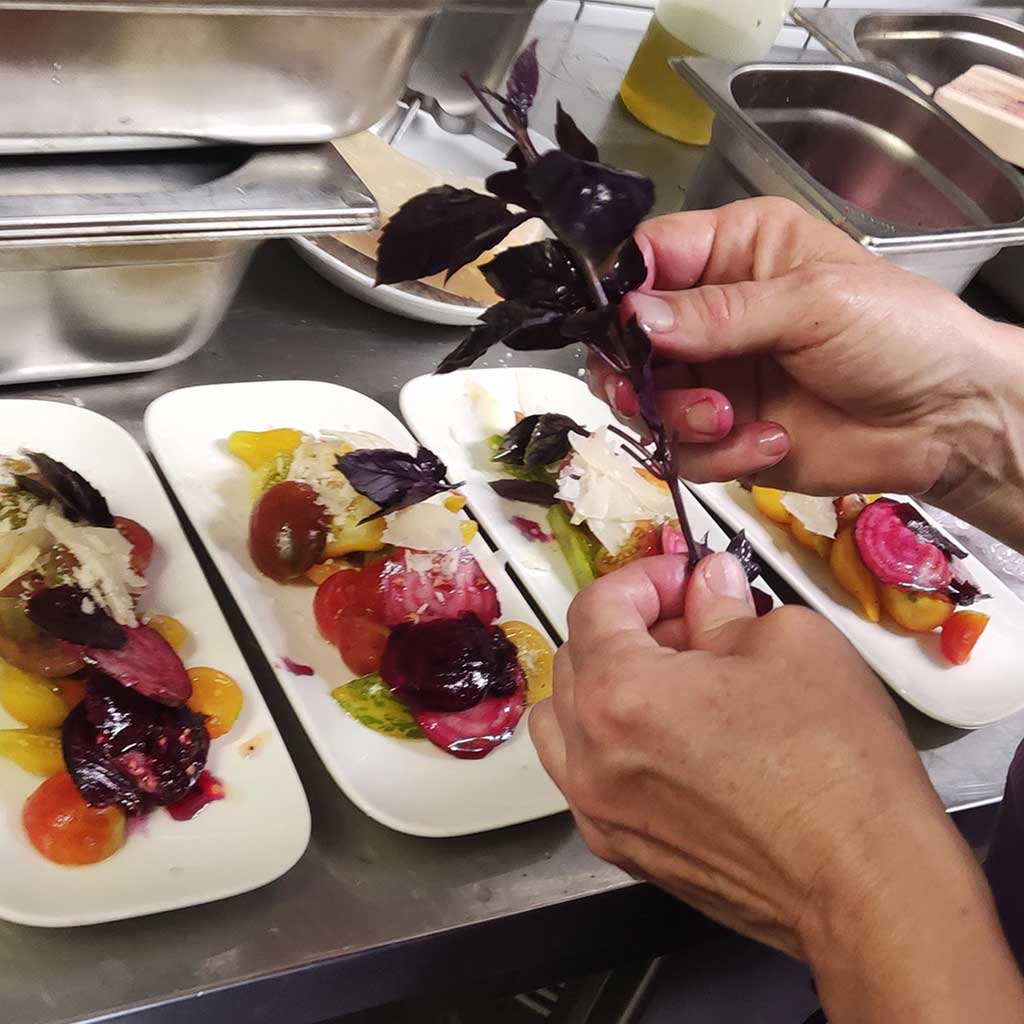 Au bistrot de le Place, les assiettes sont agencées avec les produits frais colorés à déguster à Clelles.