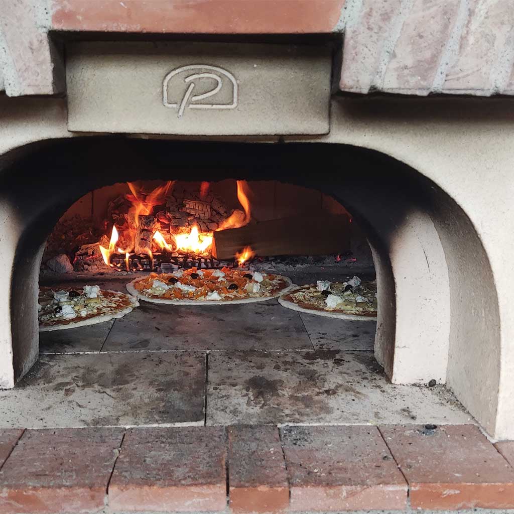 Le four rempli de Pizza de la Bonne Pizz' à Monestier de Clermont.