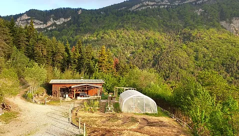 La ferme de la Forêt des Possibles installée à Clelles, est adhérente du groupement d'employeurs Huguette